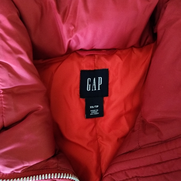 GAP Red Down Puffer Quilted Vest, size XS - Picture 4 of 6